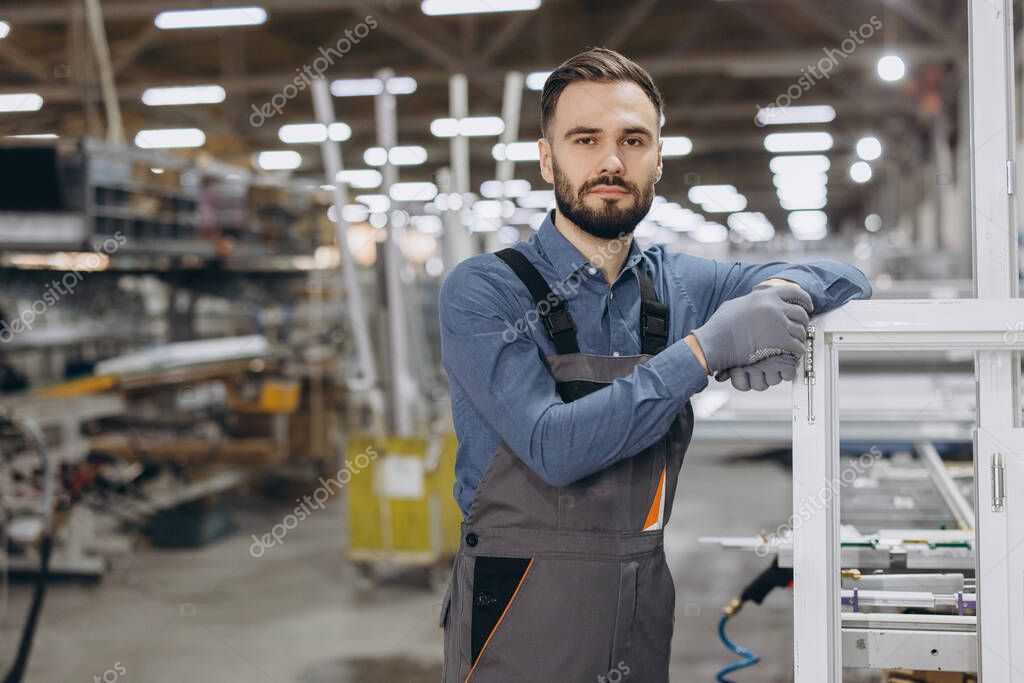 Produktionsanlage mit laufender Fertigungslinie