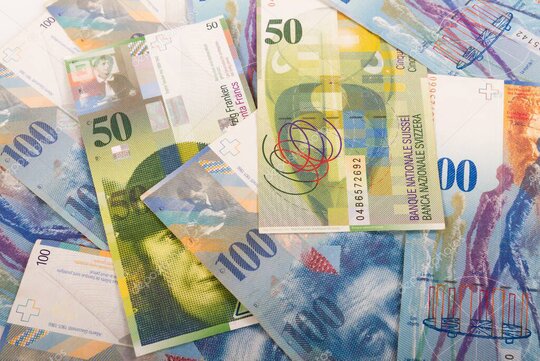 Schweizer Stadt mit digitalem KI-Overlay